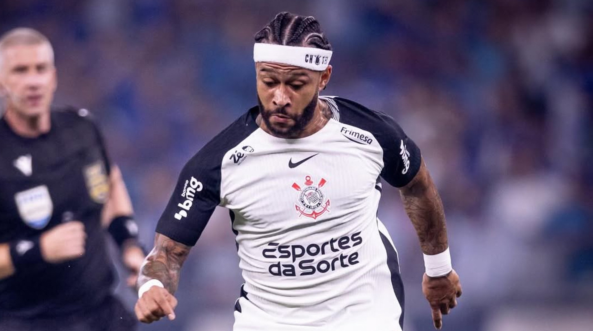 Сидів у телефоні на лаві запасних: зірковий футболіст потрапив у скандал в Бразилії