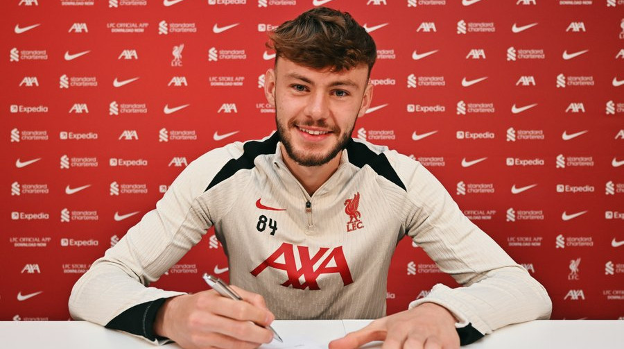 Ливерпуль продлил контракт с защитником
