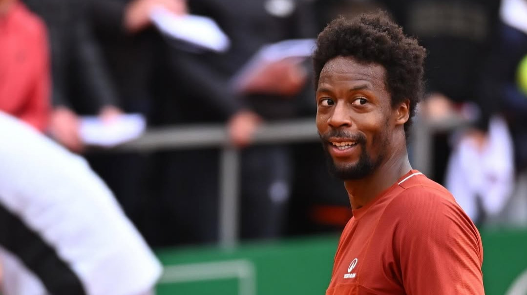 Монфіс – про хейтерів: Ви все одно ставите на мене? Хто з нас тупіший?