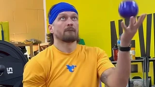 Усик здивував тренуванням: українець показав, як жонглює кілограмовими м’ячами