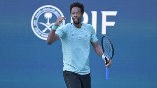 Фокусник Монфіс: чоловік Світоліної показав у соцмережах магічний трюк із картою