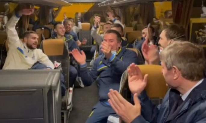 Гравці збірної України заспівали Червону руту після виходу в півфінал Євро-2022