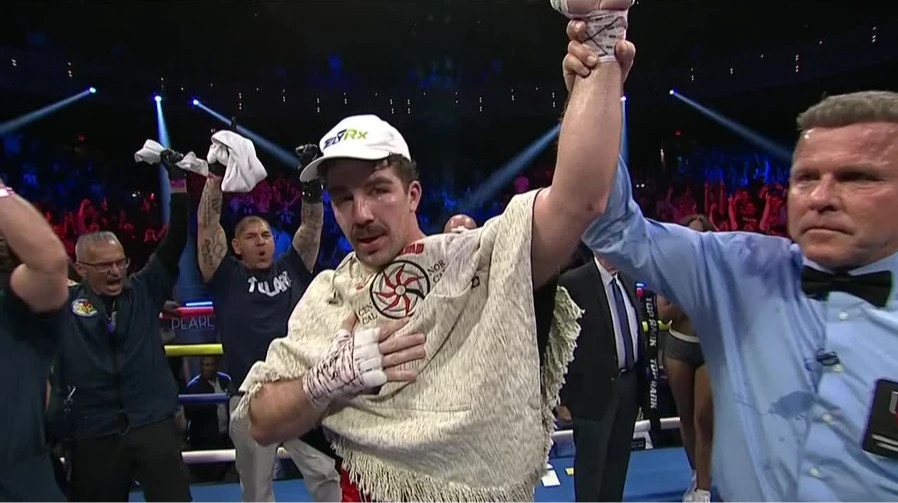 Перспективный Торрес, который восхищается Усиком, в первом раудне победил опытного чеха