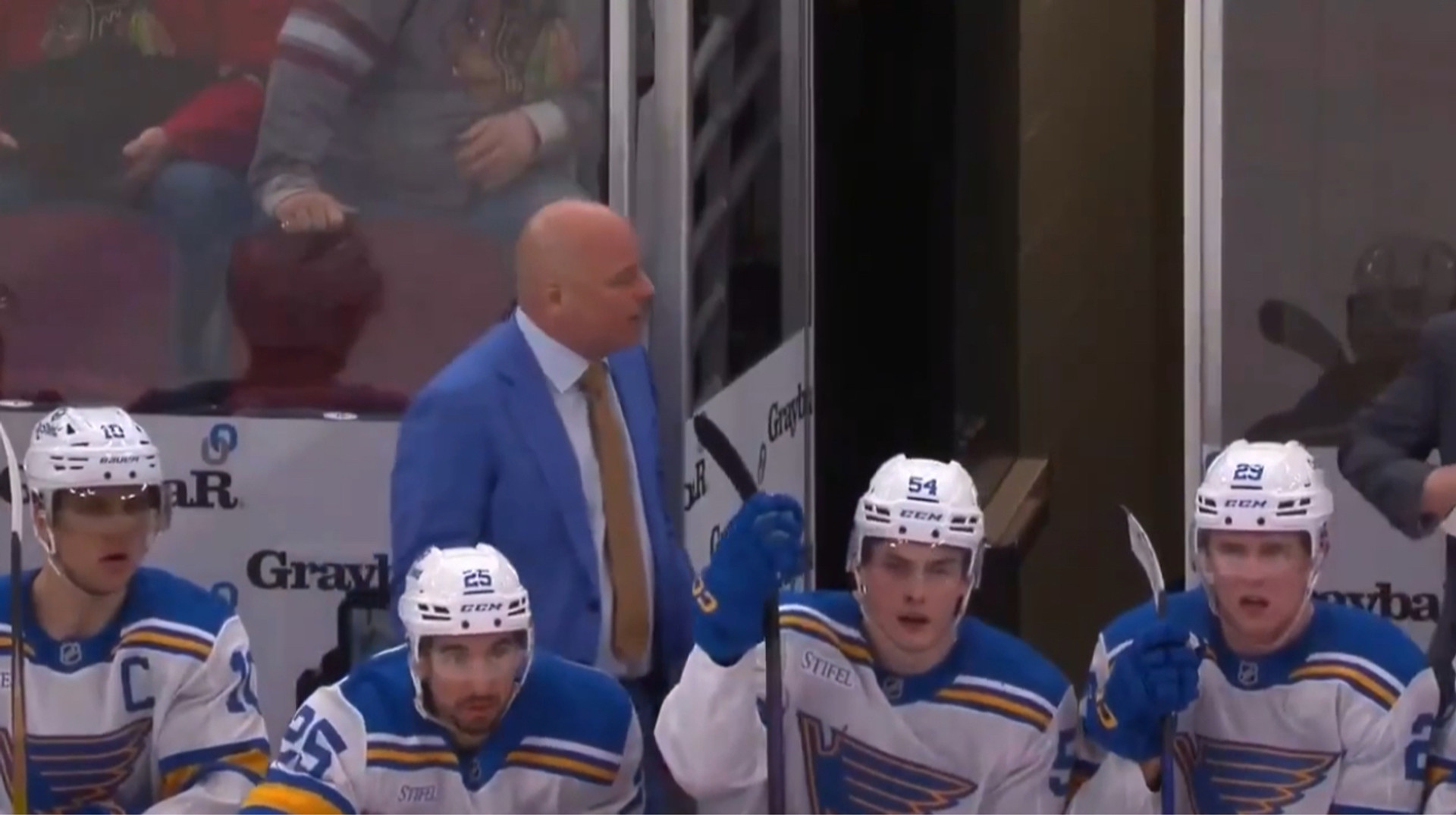 Спрятался от разгрома: запасной вратарь Сент-Луиса стал героем сети после фиаско с Чикаго