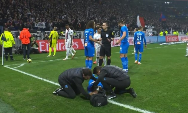У Франції знову скандал: матч Ліон - Марсель перервано через уболівальників