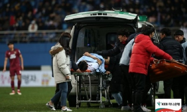 Корейський захисник невдало стрибнув за м'ячем і зламав шию. ВІДЕО