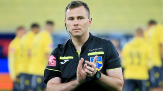 Суддя – п*****с: фанати Вереса обматюкали героя війни прямо під час матчу УПЛ