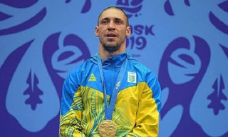 Наймиліше фото дня. Український чемпіон привіз золоту медаль новонародженому сину