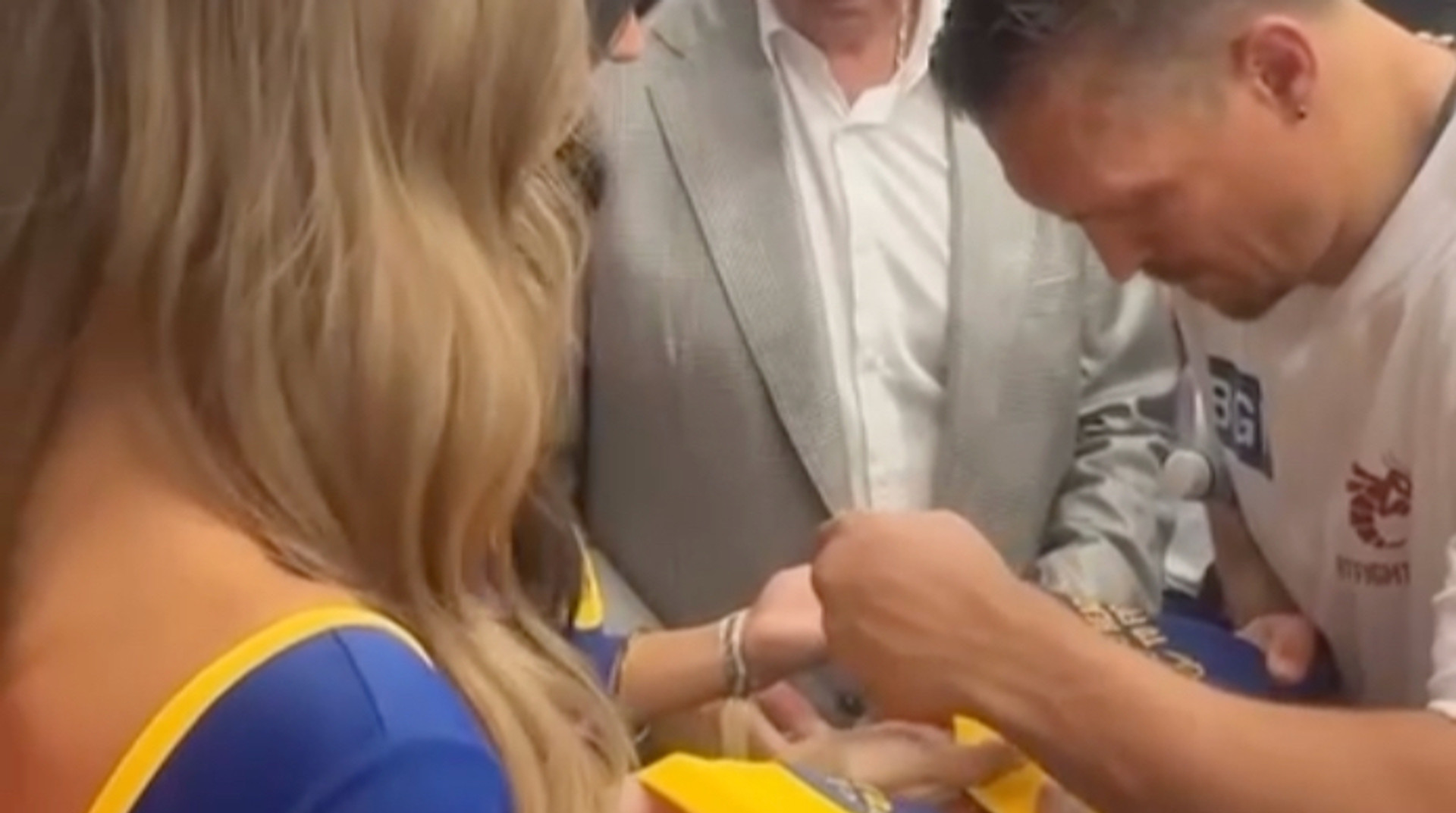 А что об этом скажет жена? Усик расписался на форме горячих ринг-герлз и научил их украинскому