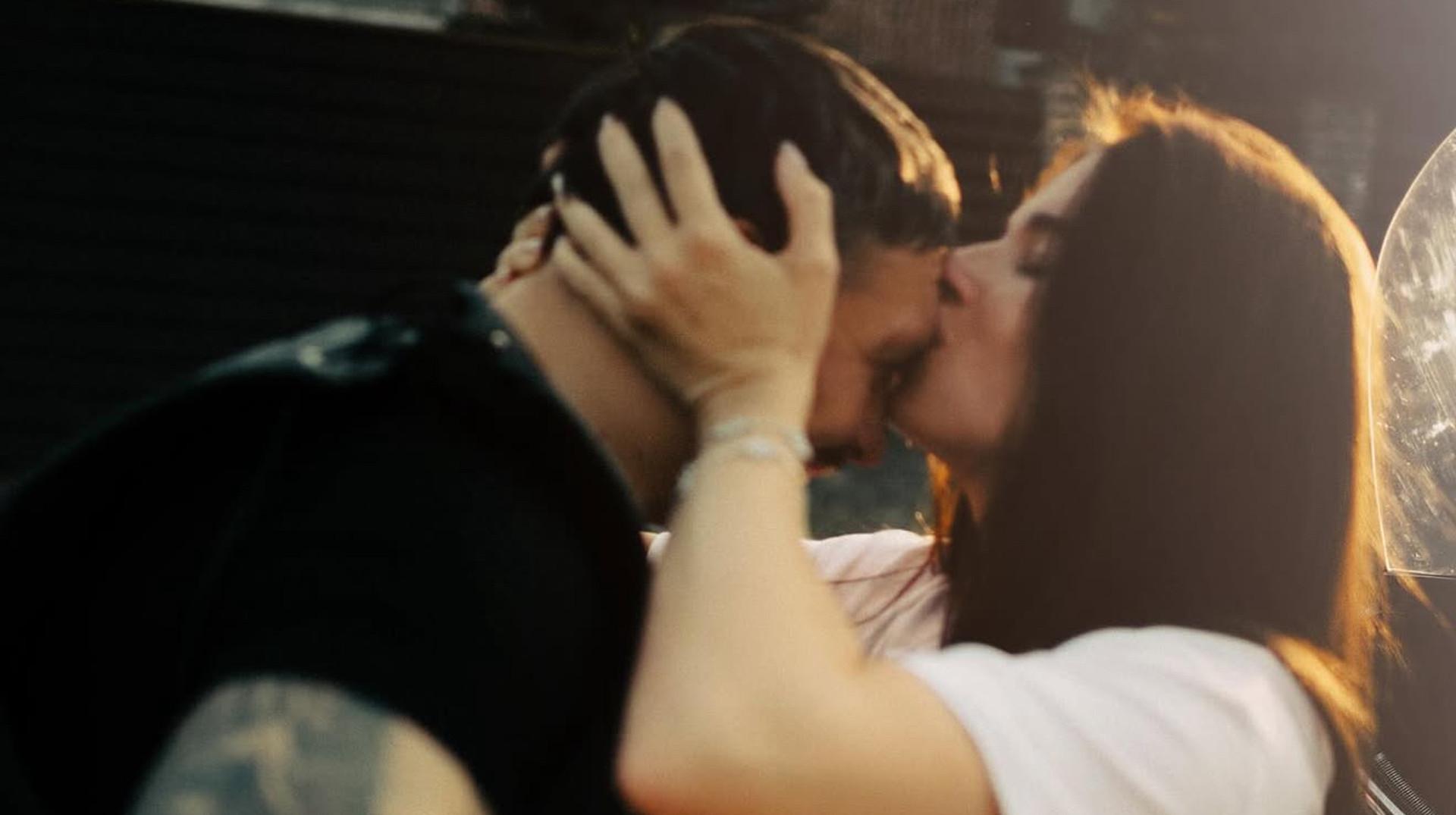 Усик у новому образі: чемпіон осідлав байк і підкорив мережу разом із дружиною