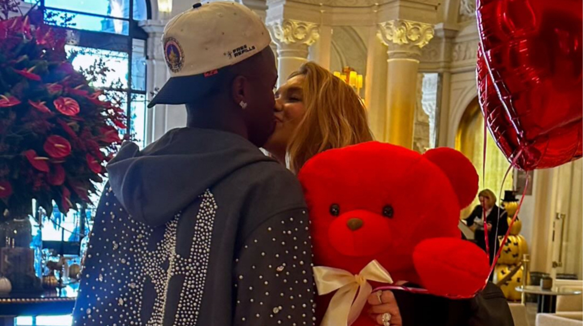 Снова вместе: бразильская модель простила скандальной звезде Реала интимные переписки с другими женщинами