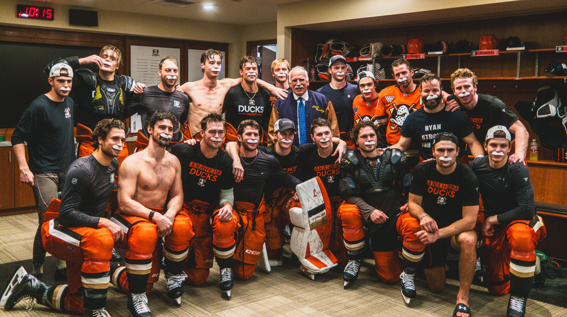 Наставник Анагайма став другим тренером в історії, який здобув 1000 перемог у НХЛ