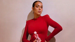 Роналду снова опередил Месси: известно, сколько зарабатывают на соцсетях жены звездных футболистов