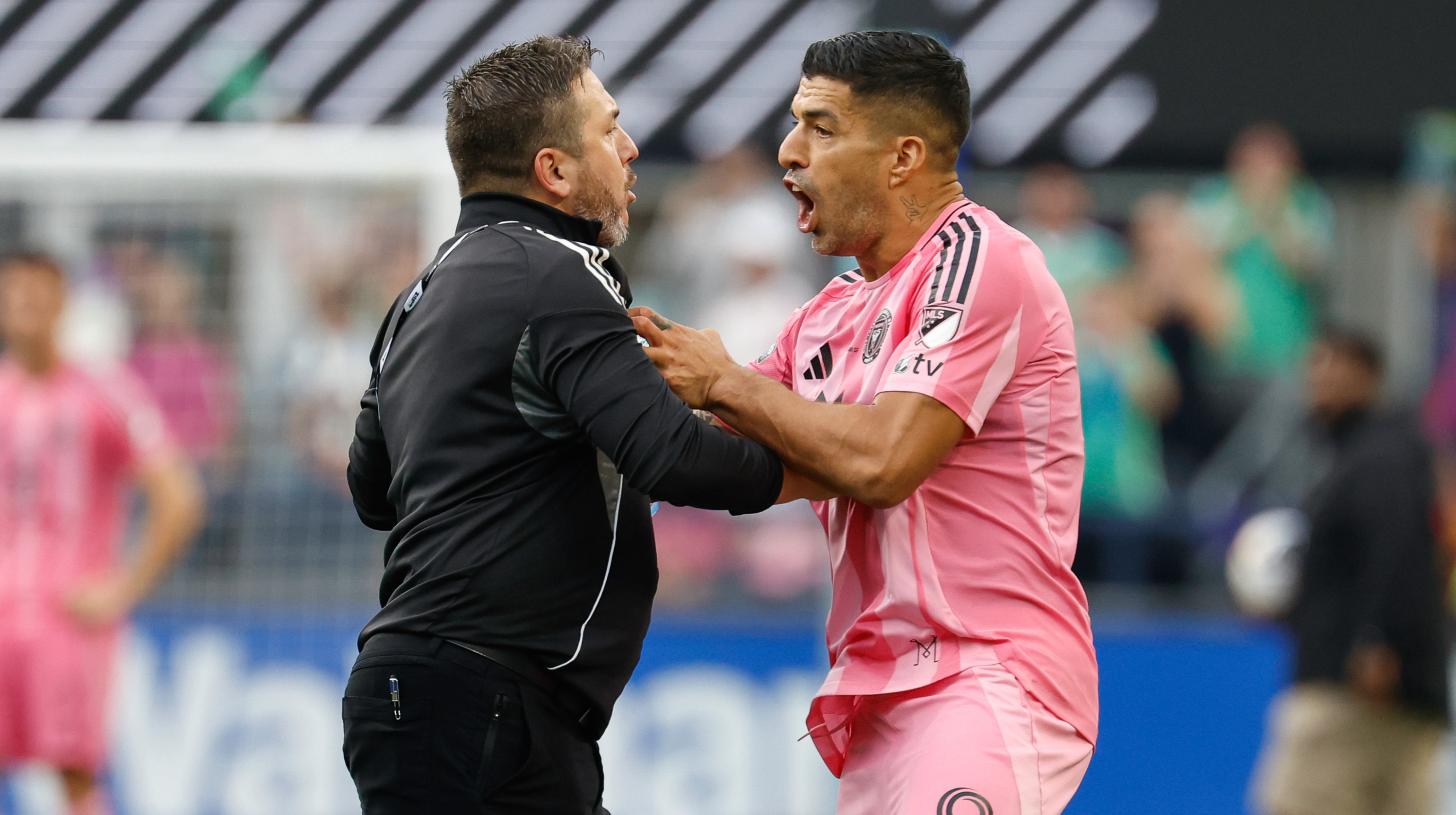 Луїс Суарес (праворуч)