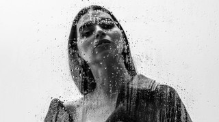 Жена Усика удивила откровенной фотосессией в черно-белом стиле