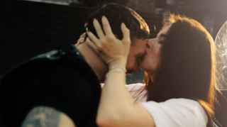 Усик у новому образі: чемпіон осідлав байк і підкорив мережу разом із дружиною