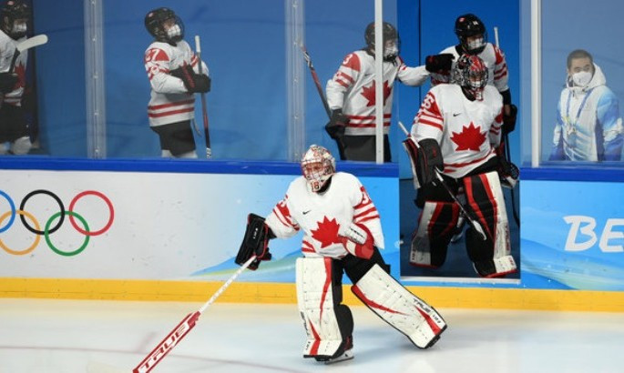 Хокеїстки збірних Канади та ОКР вийшли у медичних масках на матч Олімпіади
