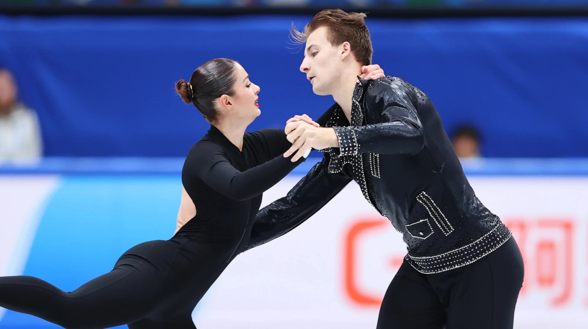 Український фігурист Даренський розмістив наліпку з тризубом ЗСУ на своїх ковзанах перед чемпіонатом світу