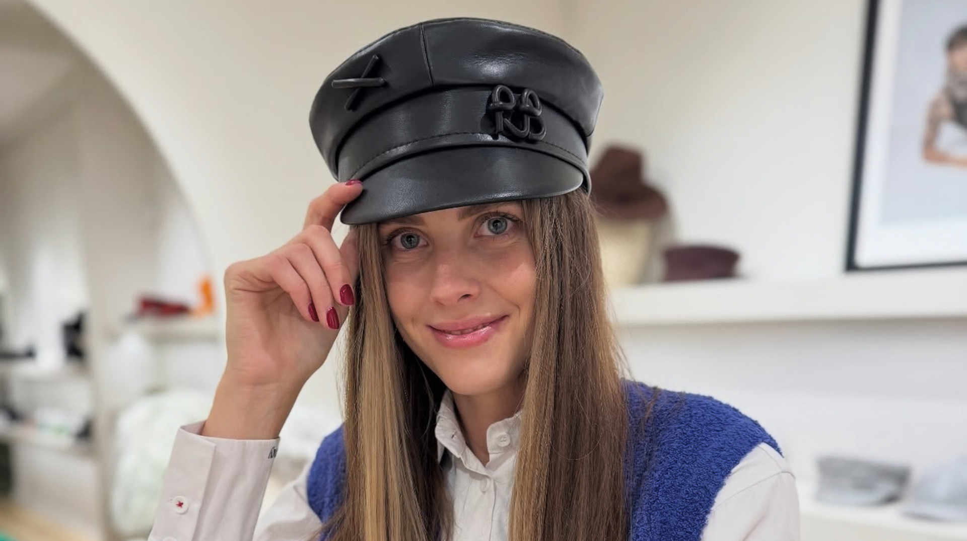 Магучіх поділилася стильними фото у капелюхах від відомого українського дизайнера