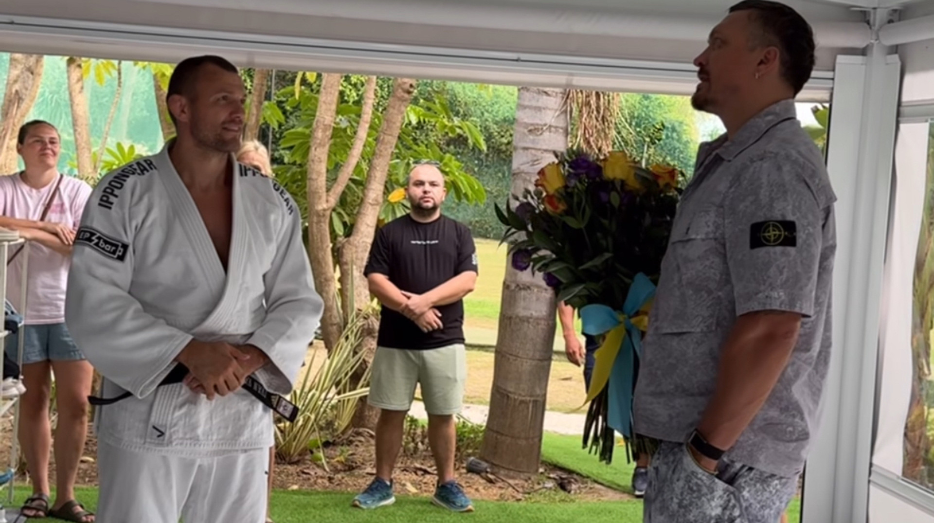 Получил цветы и выдал мотивационную речь: Усик посетил тренировку по дзюдо своего сына