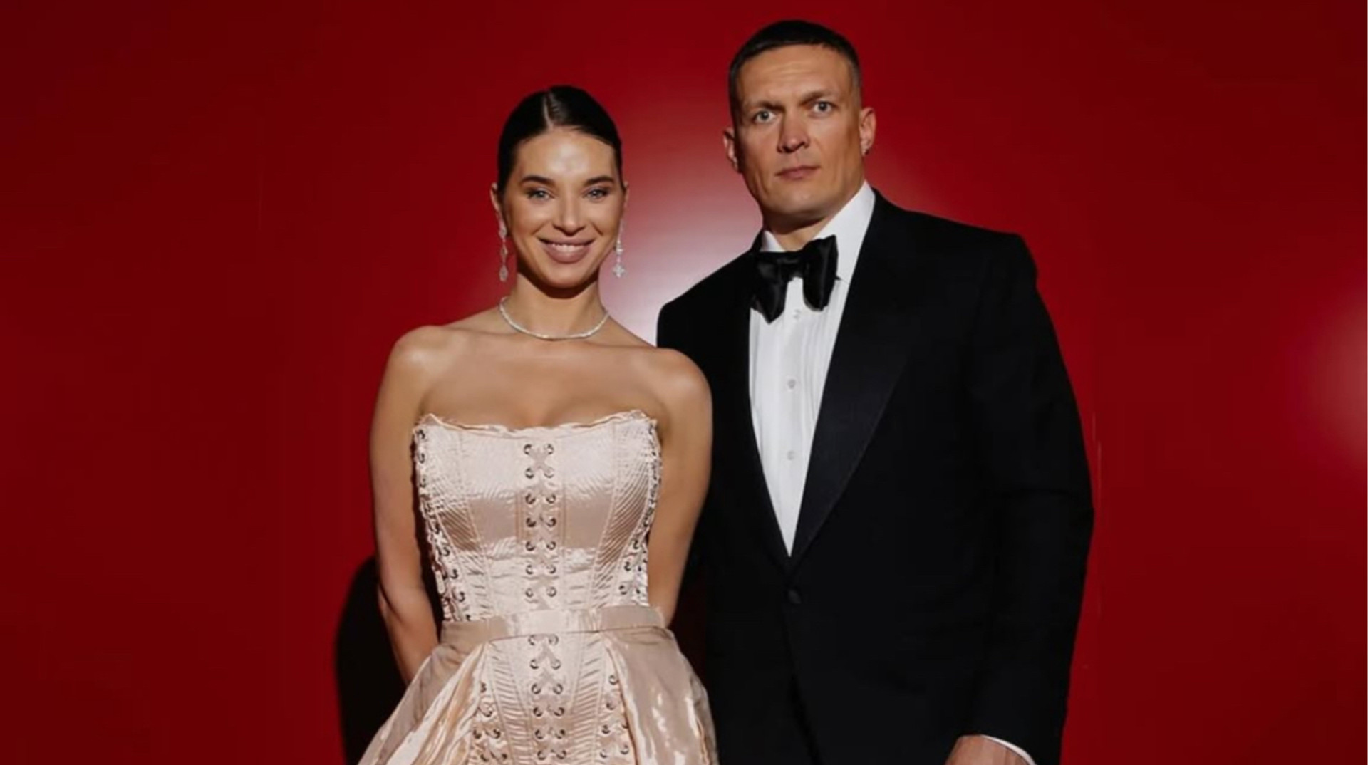 Дружина Усика показала милу фотосесію з чоловіком на честь річниці весілля