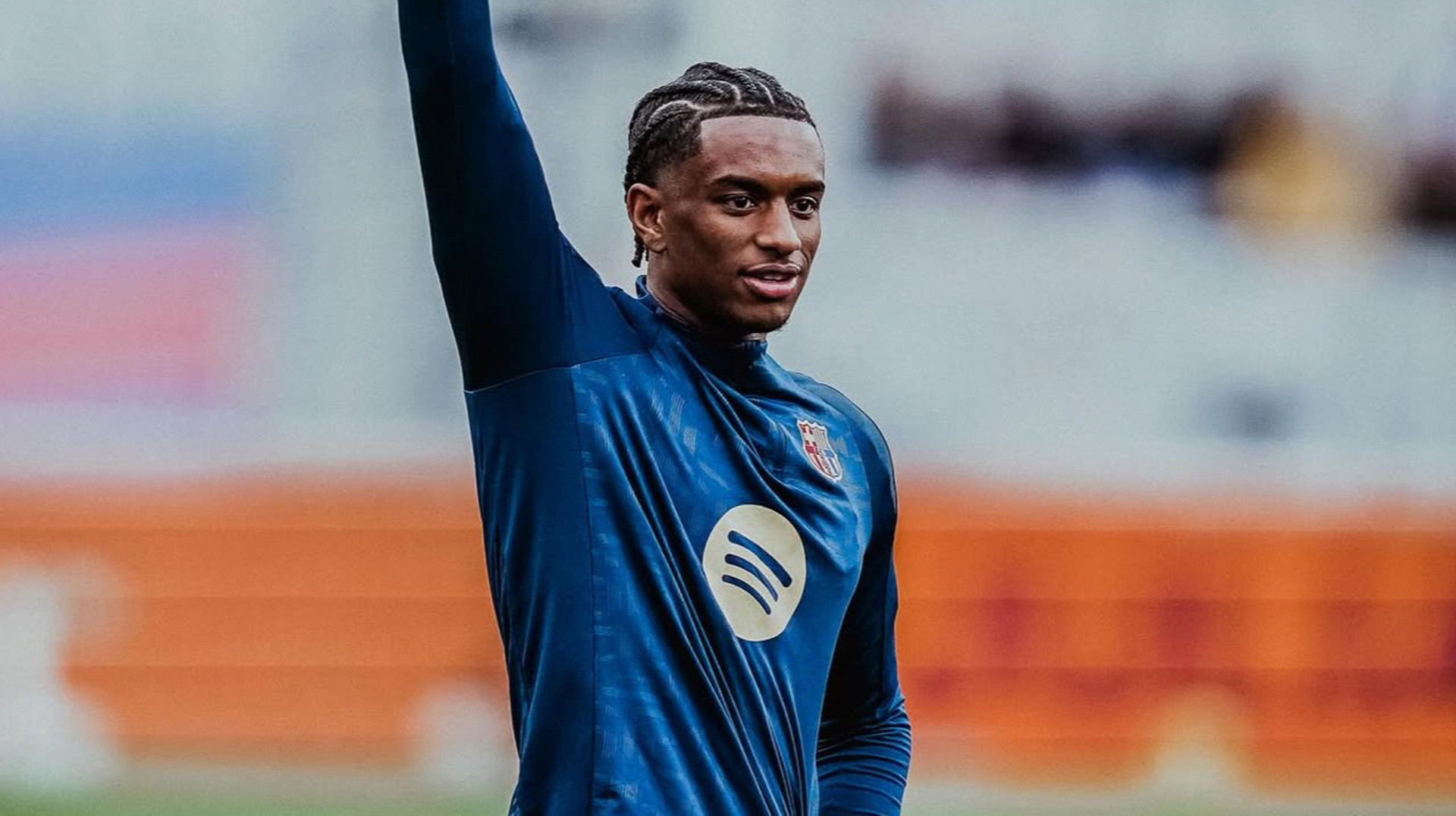 Думав ніхто не побачить: зірку Барселони помітили на трибунах матчу ЛЧ під час колупання в носі