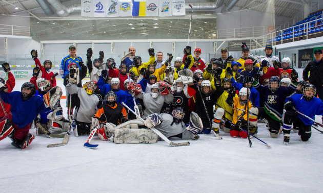 Українські хокеїсти провели майстер-клас для дітей у Кременчуці