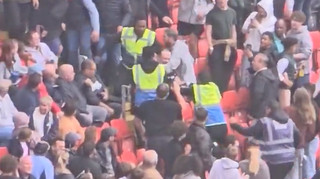Справжнє дербі: фаната Міллволла побили на трибунах Чарльтона, але він пішов зі стадіону як король