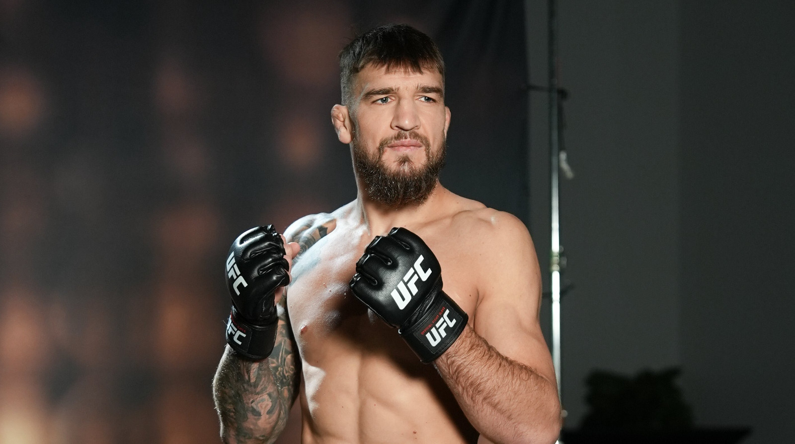 Амосов та Маглі провели битву поглядів перед боєм