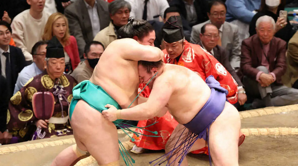 Перемоги третій день поспіль: українcькі сумоїсти Аонішікі та Шіші тримаються серед лідерів Hatsu Basho