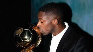 Париж у вогні: фанати ПСЖ відсвяткували з піротехнікою Золотий м'яч Дембеле