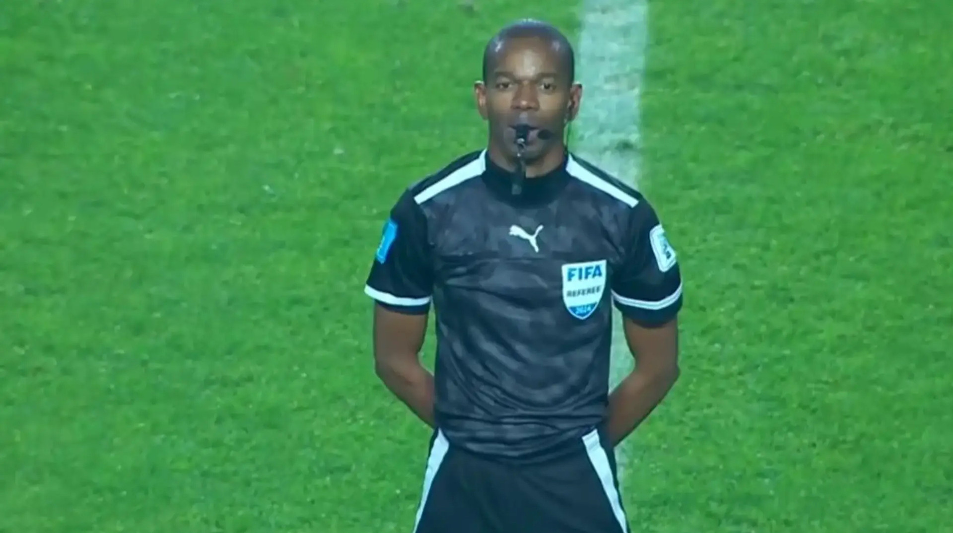 Судья хитрым трюком с красной карточкой предотвратил протесты футболистов после матча