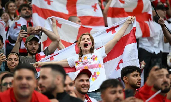 Турецькі та грузинські фани влаштували масову бійку перед матчем на Євро-2024