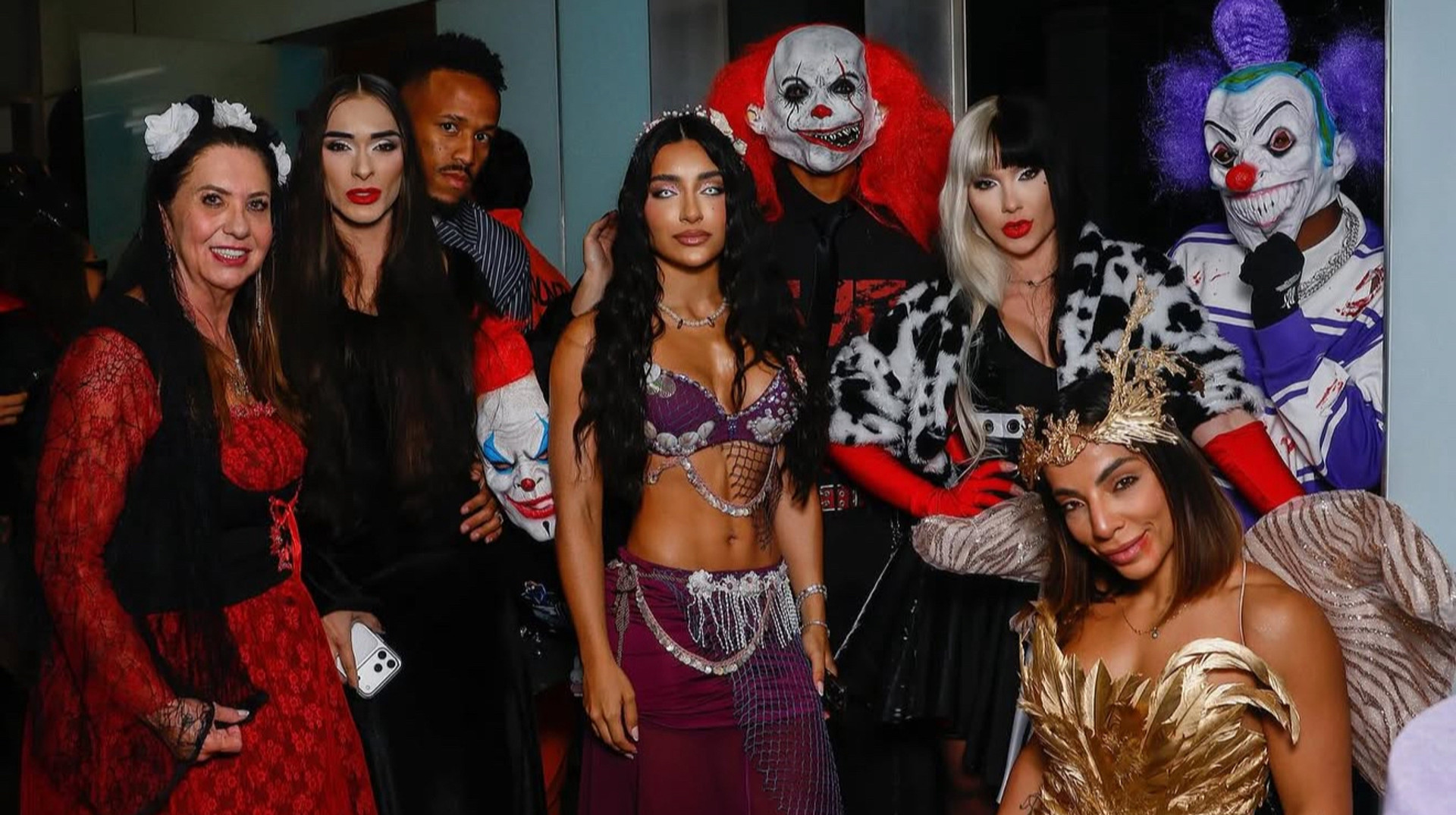 Скандальна зірка Реала відсвяткував Гелловін з коханою, перевтілившись у зловісного клоуна