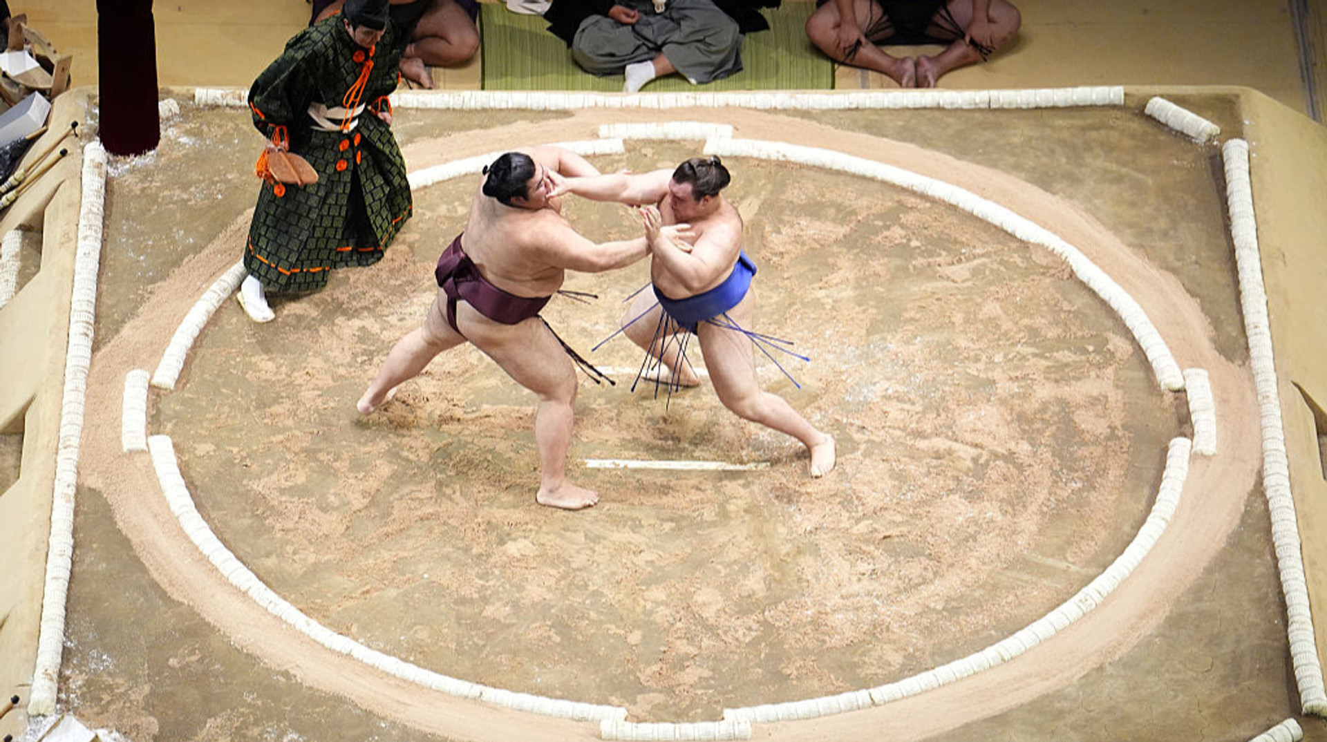 Украинец Аонишики – претендент на победу, Оносато доминирует: итоги первой недели турнира Kyushu 2025