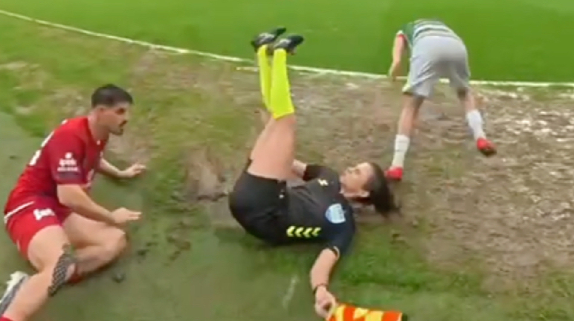 Скандал у Туреччині: футболіст жорстко збив арбітриню і навіть не допоміг їй підвестися