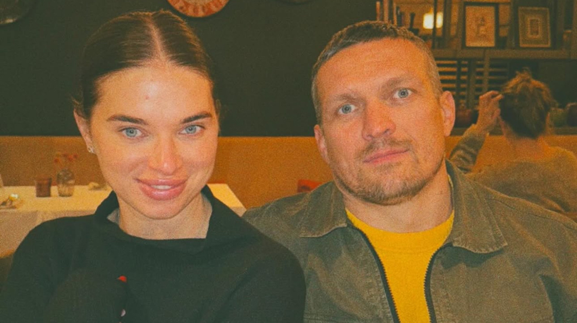 Усик підкорює серця фанатів: дружина боксера показала зворушливі кадри, де чемпіон годує донечку