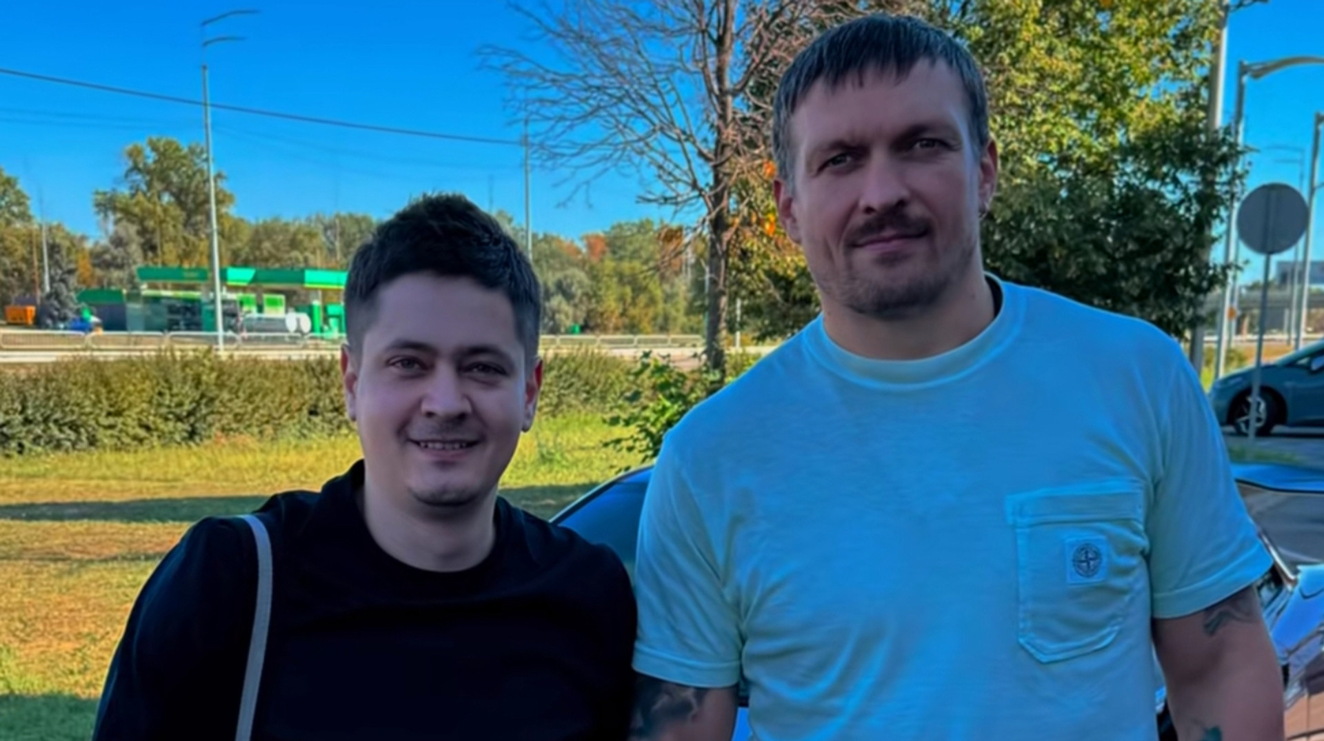 Підняв вартість автомобіля: Усик залишив автограф на двигуні спорткару фаната