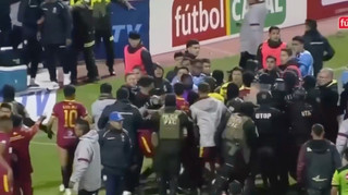 Чергове божевілля в Болівії: арбітр показав 17 червоних карток за масову бійку після матчу
