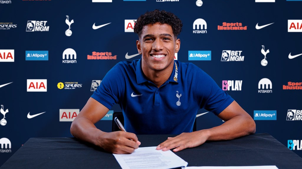 Тоттенхэм подписал 19-летнего бразильского защитника за 13 млн фунтов