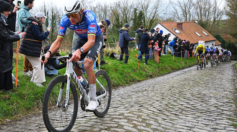 Ван дер Пул выиграл открытие фламандского сезона. Итоги недели в велоспорте