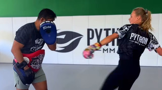 Пішла стопами коханого: Ястремська спробувала себе в ММА