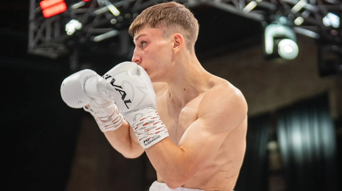 Зименко с разгромной победы над белорусом стартовал на чемпионате Европы по боксу