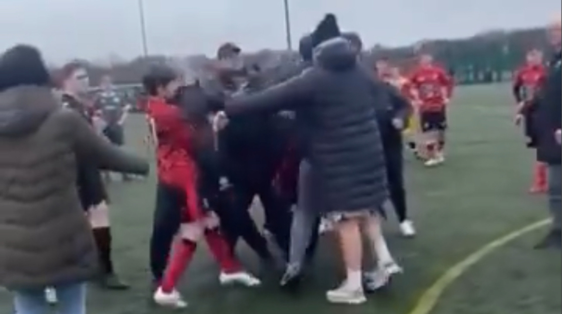 В Уэльсе родители 14-летних футболистов устроили массовую драку на поле: видео
