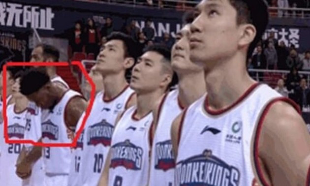 Екс-гравець НБА оштрафований в чемпіонаті Китаю за те, що не дивився на прапор країни
