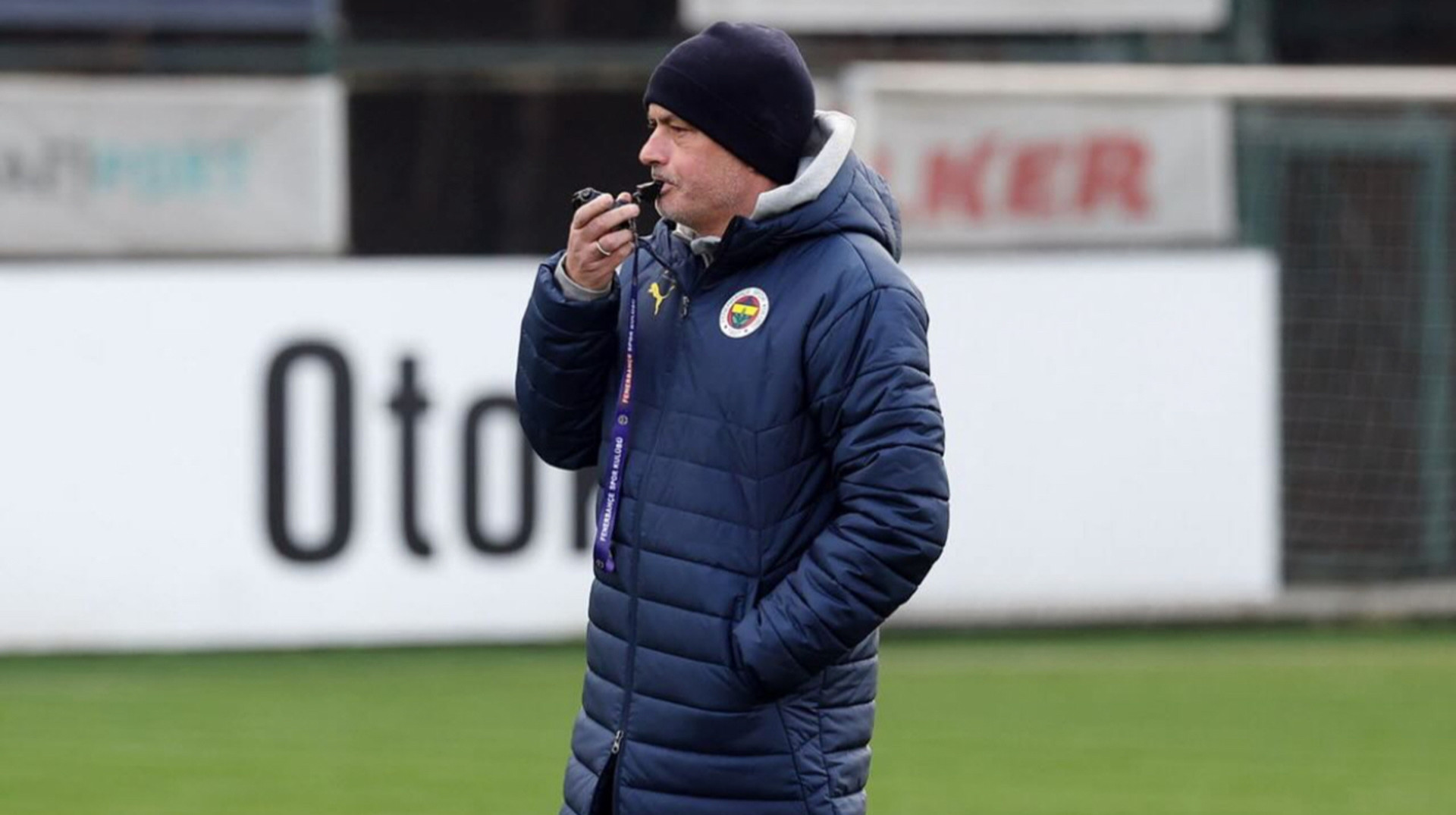 Не зміг стримати сліз: Моурінью розплакався на пресконференції після згадки про загиблого гравця Порту