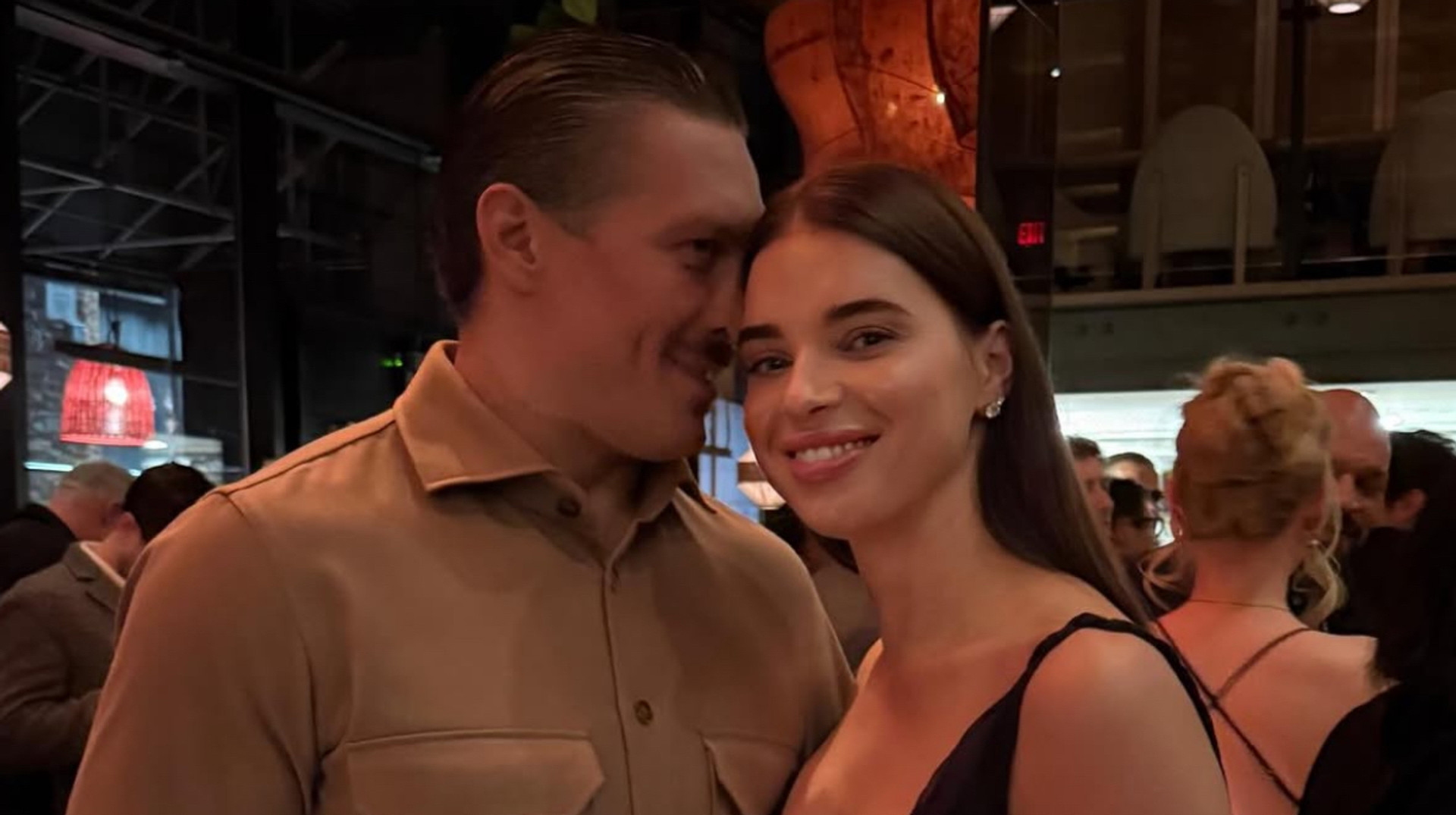 Селфі зі Скелею і овації чемпіону: Усик з дружиною відвідали прем'єру фільму Незламний