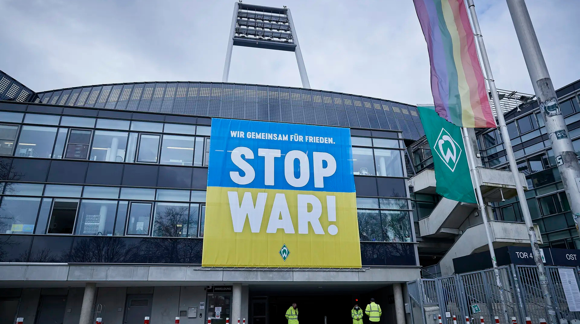 Титулованные немецкие клубы поддержали Украину в день годовщины полномасштабного вторжения России