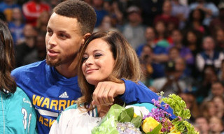 Мати відомого баскетболіста закинула божевільний м'яч з центру майданчика. ВІДЕО