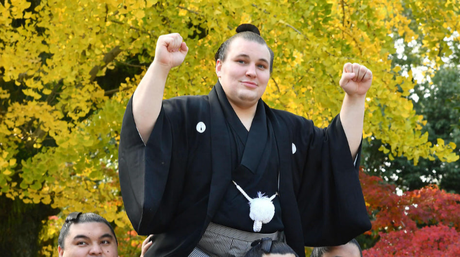 2,5 миллиона в месяц и первый класс в самолете: что принесет сумоисту Аонишики повышение до озэки